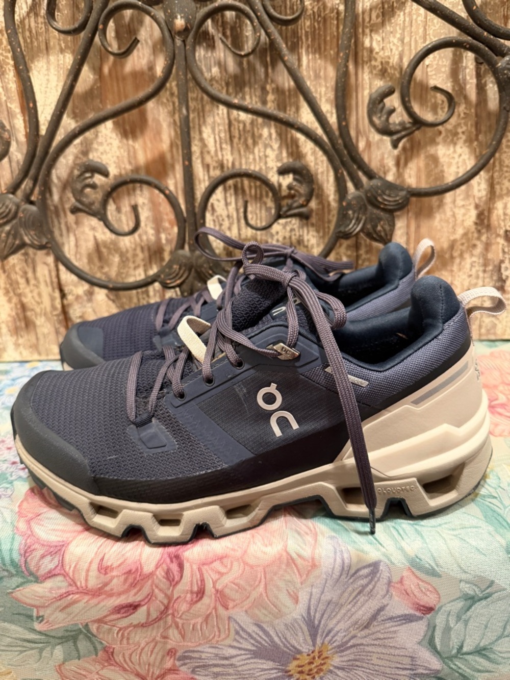 ON Running Cloudwander Waterproof Sneakers women's 9 hiking